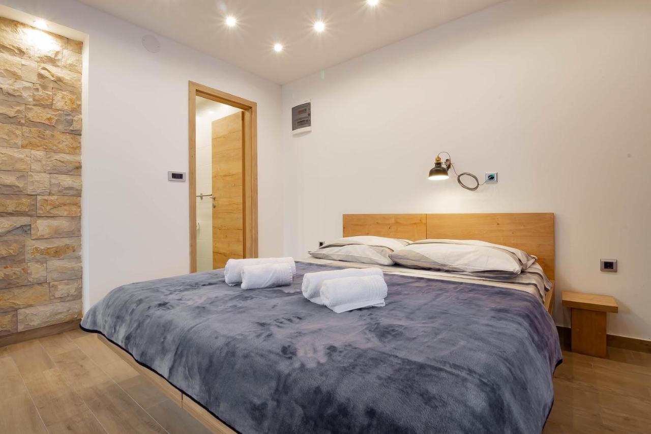 Apartments Marinici Rijeka - With Private Parking Bagian luar foto